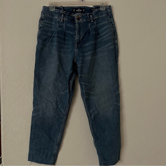 Hollister paper bag 
Curvy ultra high rise mom jean - Picture 6 of 8